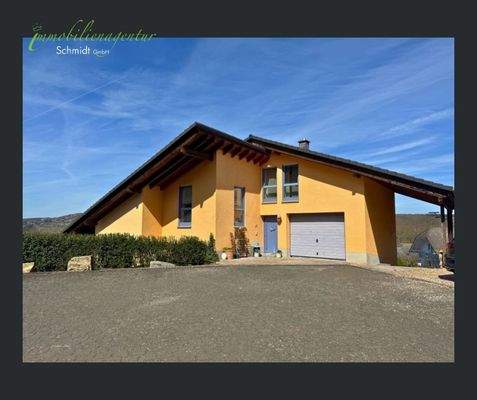 Ansicht Straße mit Garage rechts