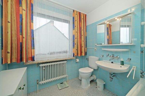 Helles Badezimmer - gepflegt und praktisch