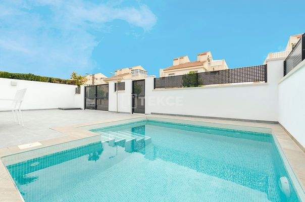 Detached Villas with Pools and Parking in Torrevieja Alicante