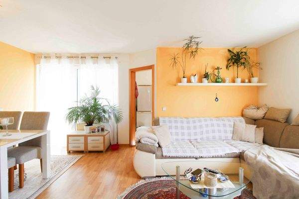 Wohnzimmer mit Zugang zu Balkon und Küche