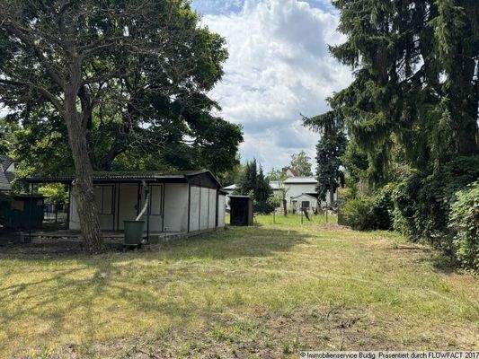 freie Fläche neben dem Bungalow