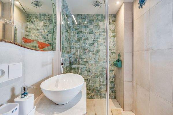 Eines von 2 Badezimmern