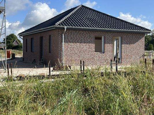 Bungalow von vorne u. seitlich