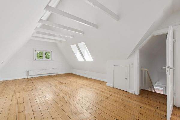 Voll ausgebautes Dachgeschoss samt Badezimmer