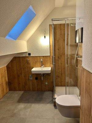 Modernes Dachgeschoss-Bad