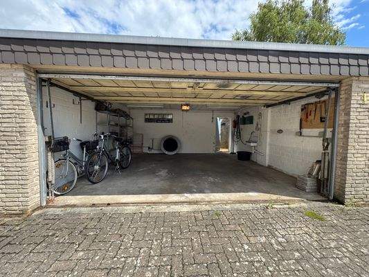 Doppelgarage mit Zugang vom/zum Innenhof