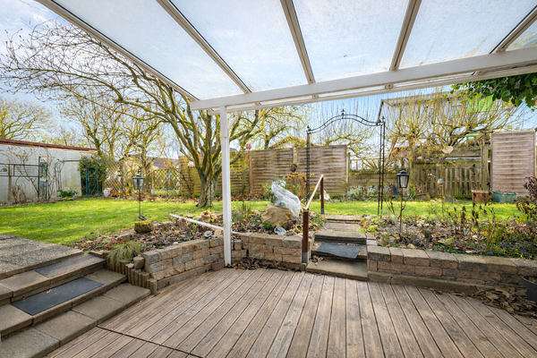 Ein sonniger Garten mit Patio