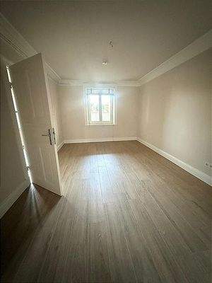 gut geschnittenes helles Zimmer  