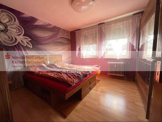 Schlafzimmer mit markanter Fototapete