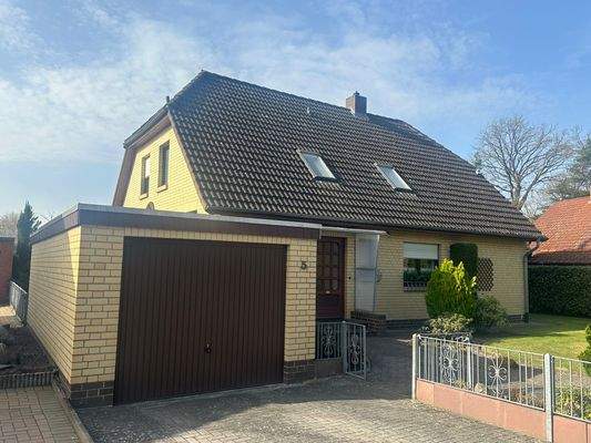 Vorderansicht mit Garage