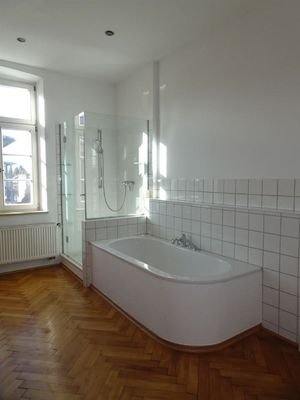 lichtdurchflutetes Badezimmer