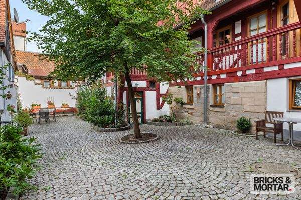 Hinterhof mit Aufenthaltsbereichen und zu den Lagerräumen