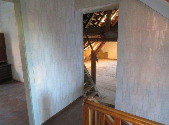 18-Treppenhaus ins Obergeschoss.JPG