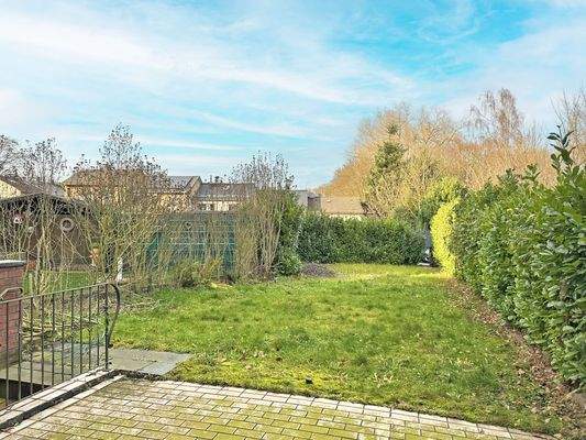 Garten, praktisch: auch von der Nachbarstraße begehbar