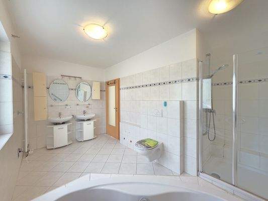 Badezimmer mit Dusche und einer Badewanne