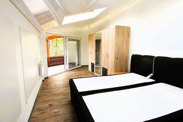 Schlafzimmer mit Zugang zur Terrasse