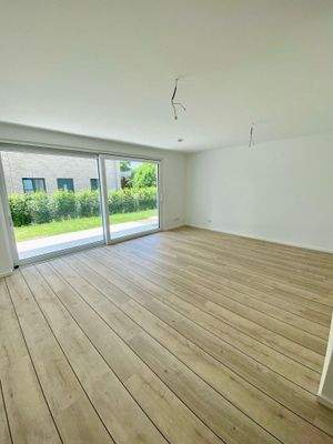 Blick vom Wonzimmer auf die Terrasse.JPG
