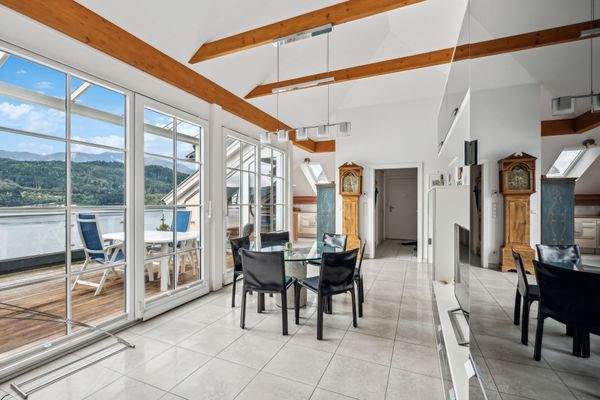 Essbereich verschmilzt mit der Panoramaterrasse