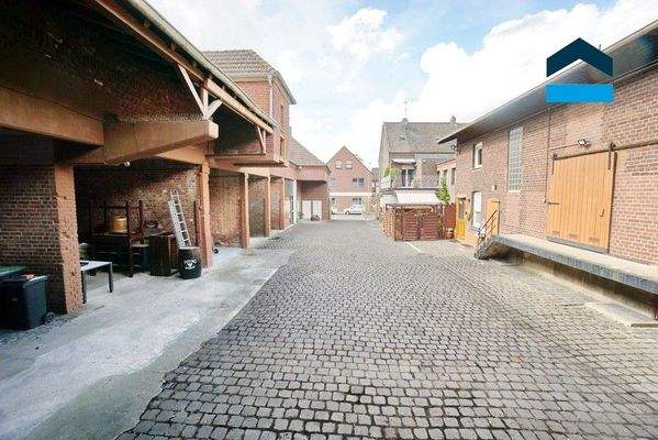 Innenhof mit Stellplätzen