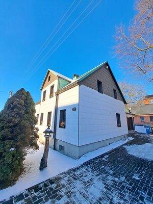 Ansicht Haus straßenseitig mit Einfahrt