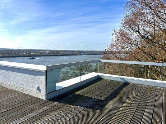 ... mit atemberaubenden Elbblicken nach Westen, ...