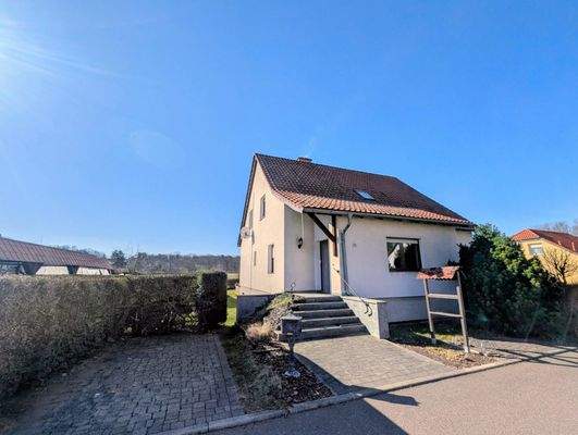 Wohnhausansicht (Sraßenseite) mit Stellplätzen