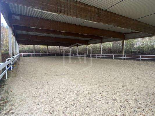 Überdachter Reitplatz