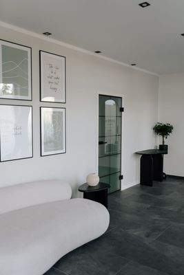 Warteecke mit Blick auf Behandlungsraum 2.jpeg