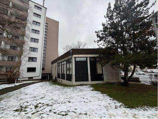 Gebäude mit Schneeresten