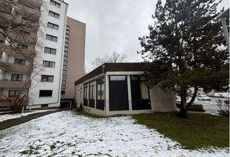 Gebäude mit Schneeresten