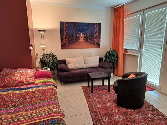 Couch, kl. Tisch, Ledersessel