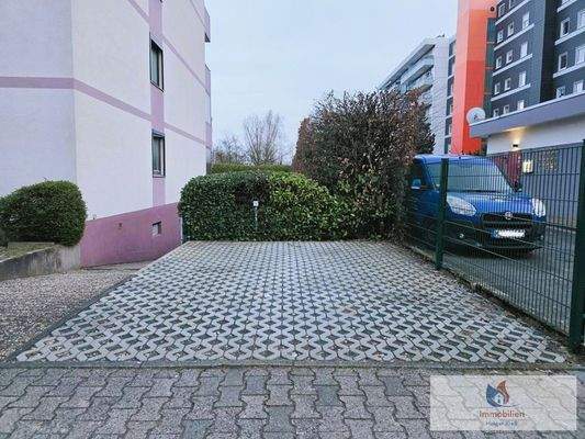 Großer PKW Stellplatz