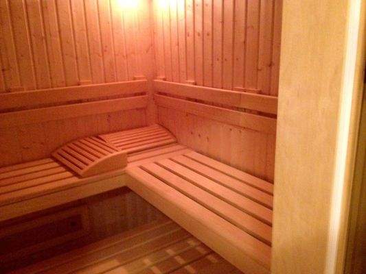 Große Sauna neben Duschbad