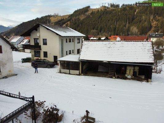 Außenansicht Wohnhaus und Garagen-/Carportgebäude