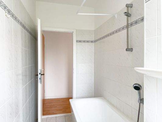 Bad mit Blick in den Flur.JPG