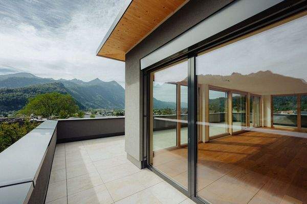 Dachterrasse mit Blick ins Wohnzimmer
