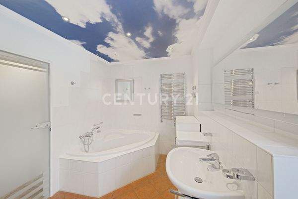 Badzimmer mit Badewanne und Dusche