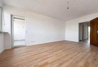 Wohnzimmer mit Balkon