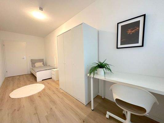 Helles Schlafzimmer mit Schreibtisch