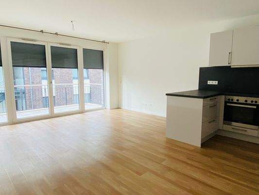 Helles Wohnzimmer mit Küche