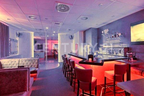 Bar- und Ausschankbereich im stilvollen Ambiente