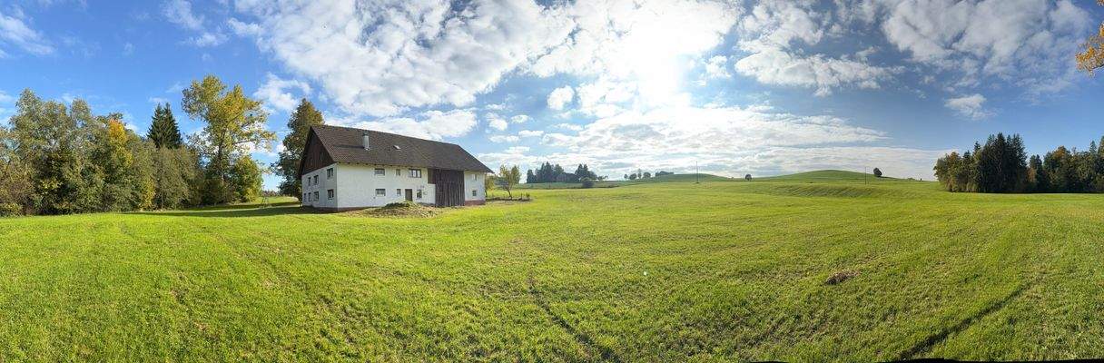 Gebäudeansicht mit Grundstück