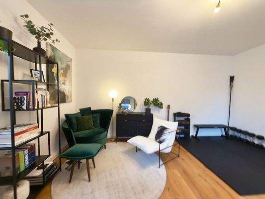 Großes Wohnzimmer mit Parkett