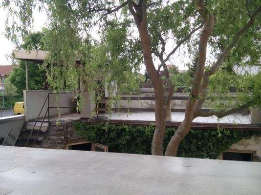 Blick aus Treppenhaus auf Dachterrasse im Innenhof