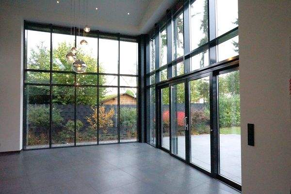 raumhohe Fensterelemente im Wohnbereich