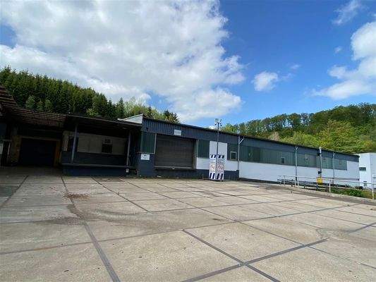 Hallen-Gelände_mit Laderampen