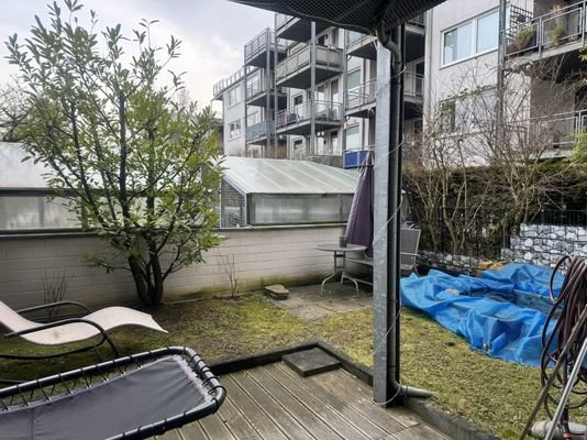 Terrasse mit kleinem Garten