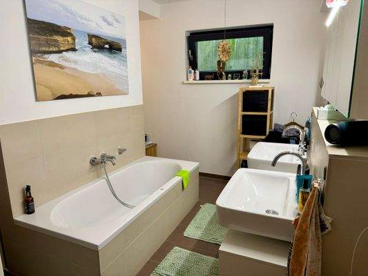 Modernes Bad mit Fenster.jpg