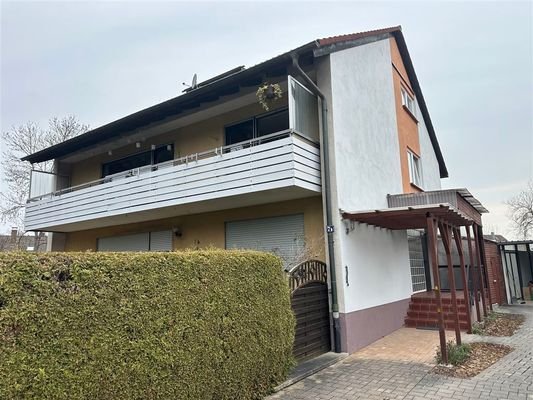 Hausansicht und Balkon