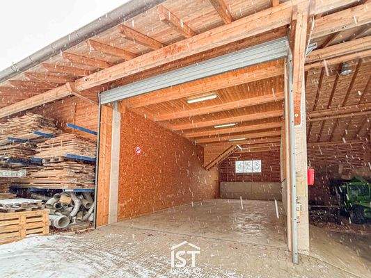 Lagerhalle mit elektrischem Sektionaltor